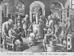 Una distilleria in attività, fra alambicchi, storte, crogioli e mortai.